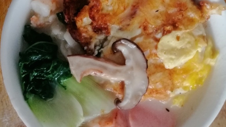 香菇青菜虾仁面,再依次将青菜，香菇，鸡蛋，虾仁放进锅里，加上调味料即可