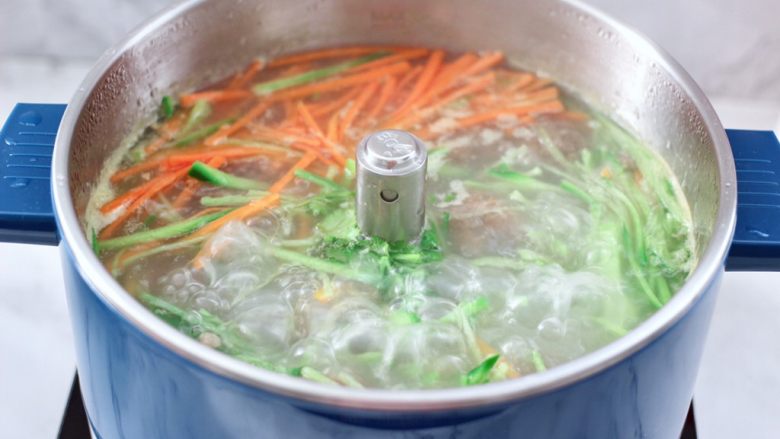 冬日暖心菜 手工牛肉丸子粉丝双色萝卜煲,大火继续煮沸后,撒上香菜段即可。