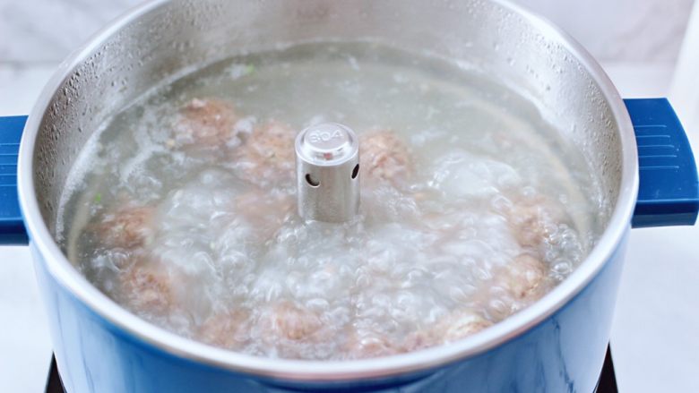 冬日暖心菜 手工牛肉丸子粉丝双色萝卜煲,大火继续炖煮10分钟左右,看见丸子都漂浮起来的时候。