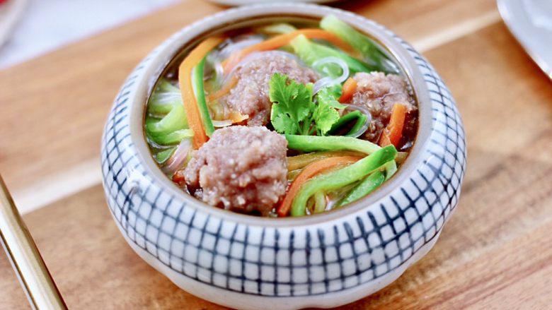 冬日暖心菜 手工牛肉丸子粉丝双色萝卜煲,鲜美无比又滋补养生,老公和宝贝都特别喜欢。