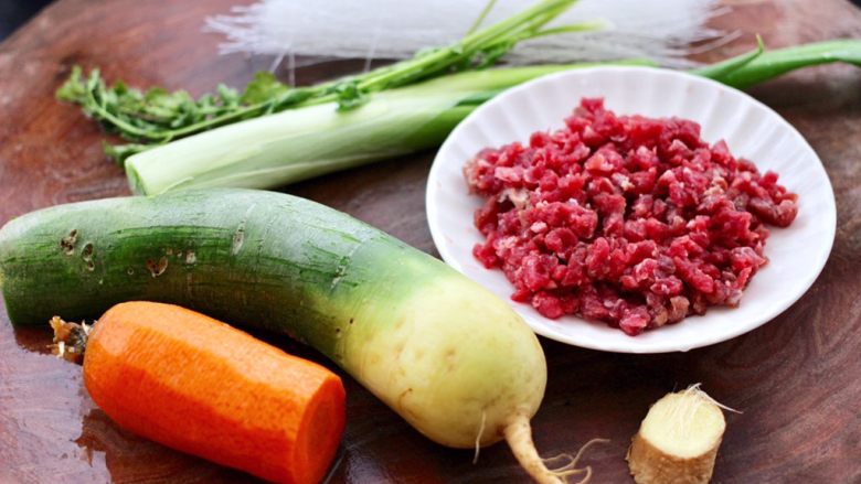 冬日暖心菜 手工牛肉丸子粉丝双色萝卜煲,首先备齐所有的食材。