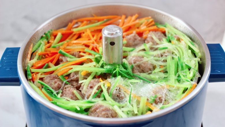 冬日暖心菜 手工牛肉丸子粉丝双色萝卜煲,再把火锅升降起来,美味一目了然,这样直接用锅吃就可以了,真正做到了一锅多用的目的。