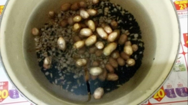 #冬日暖心菜# 鸡菇营养汤锅,将红米、糙米、黑米、苡仁和花生泡发一晚。