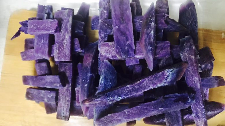 椰蓉紫薯条,放入玻璃容器中,放入冰箱冷藏三个小时