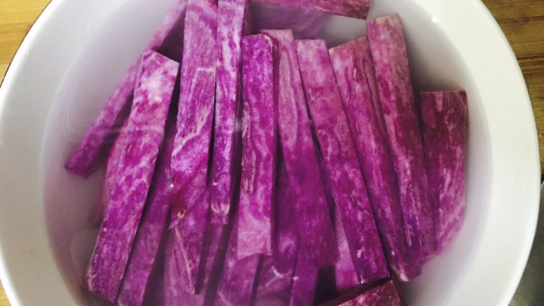 椰蓉紫薯条,泡水十分钟,去掉点淀粉