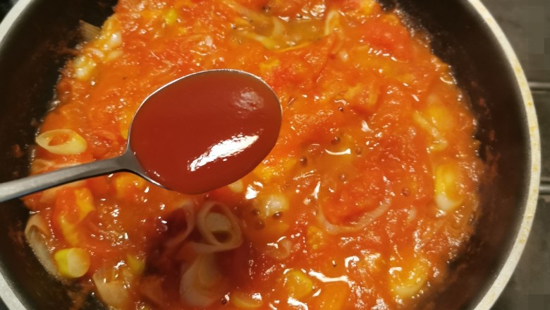 番茄金针菇汤,放入<a style='color:red;display:inline-block;' href='/shicai/ 753'>番茄沙司</a> 翻炒均匀