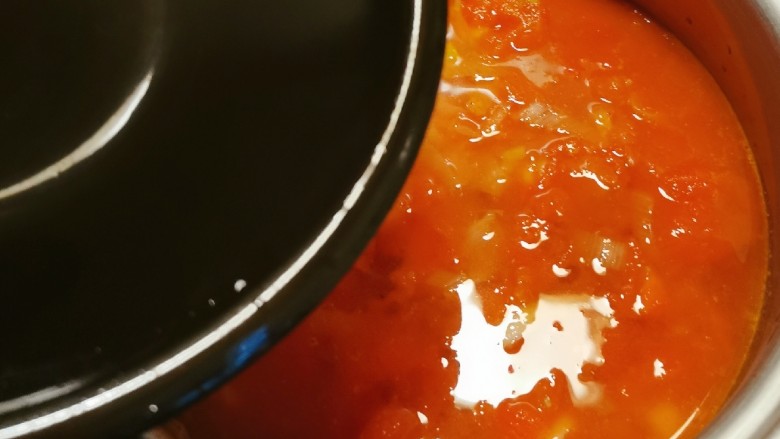 番茄金针菇汤,放入适量清水 水量按自家情况调整用量