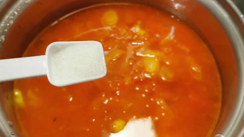 番茄金针菇汤,放入<a style='color:red;display:inline-block;' href='/shicai/ 3729'>白糖</a>