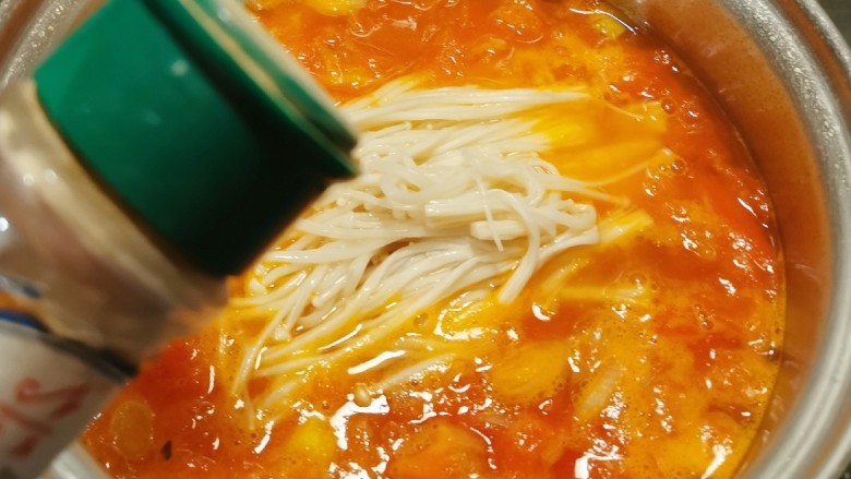 番茄金针菇汤,放入<a style='color:red;display:inline-block;' href='/shicai/ 720'>胡椒粉</a> 提升味道
