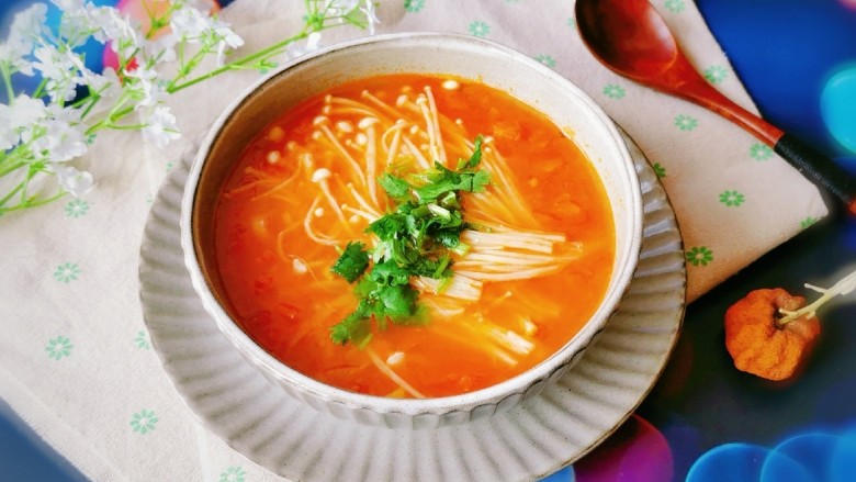番茄金针菇汤,撒上香菜 享受美味
