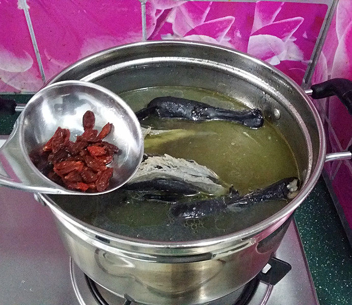 冬日暖心菜 乌骨鸡汤,最后再加点<a style='color:red;display:inline-block;' href='/shicai/ 673'>枸杞</a>,再炖个几分钟既可关火
