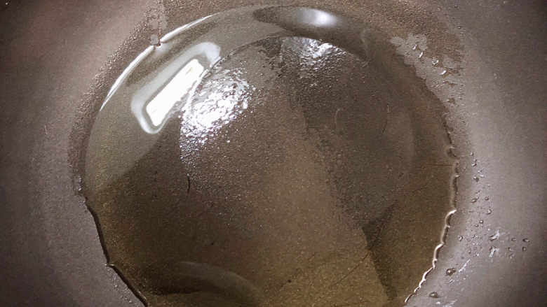 番茄金针菇汤,锅中倒油,加热至五成热。