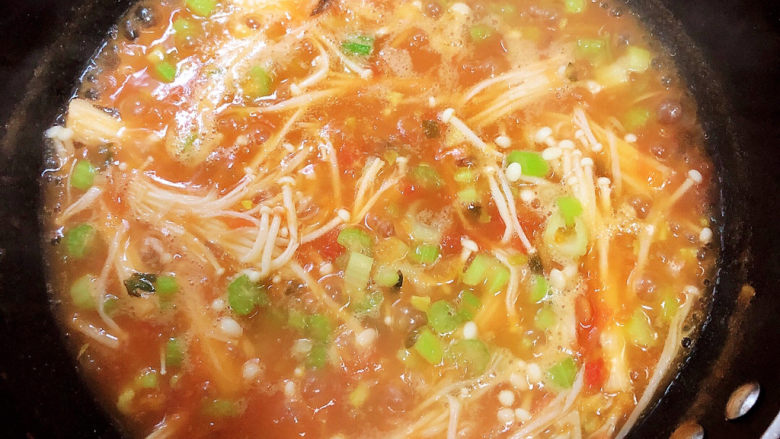 番茄金针菇汤,翻炒均匀,熬煮2分钟。