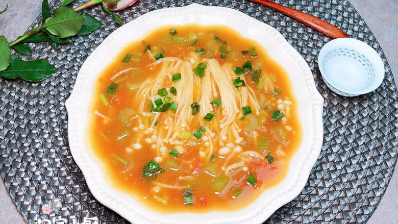 番茄金针菇汤,一碗酸酸甜甜、汤汁鲜美的<a style='color:red;display:inline-block;' href='/shicai/ 59'>番茄</a>金针菇汤就上桌了!