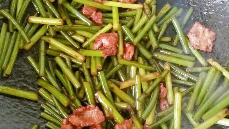 快手好吃的下饭菜蒜苔炒肉,等到汤汁快没有的时候,开大火收汁,炒到干的看不到水分,关火,加入适量<a style='color:red;display:inline-block;' href='/shicai/ 756'>鸡精</a>和盐调味,翻炒均匀,出锅。