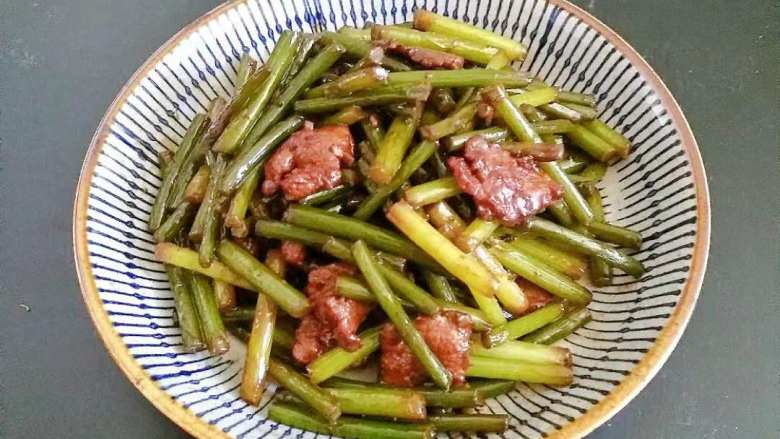 快手好吃的下饭菜蒜苔炒肉,成品装盘，很下饭的一道菜，色香味俱全，荤素搭配营养丰富。