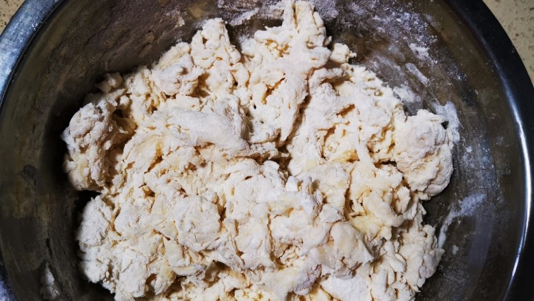 自制薄底披萨 味道绝了,慢慢把酵母糖水倒入面粉里,边倒边搅拌,搅拌成絮状