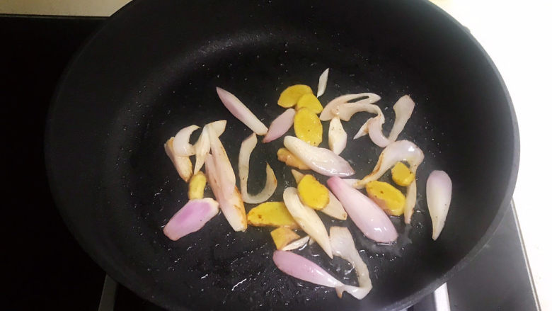 山药玉米排骨汤,加入圆葱,炒出香味