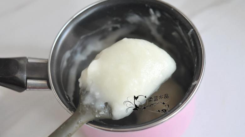 软绵绵吐司,将汤种的配料混合均匀,在灶上加热至表面有纹路,离火后晾凉备用。