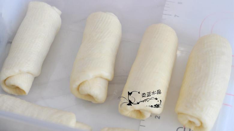软绵绵吐司,翻面后,由上至下卷起,松弛15分钟。