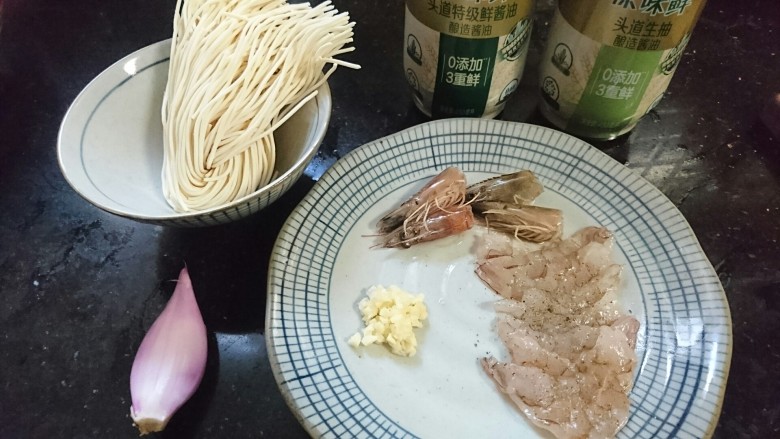 冬日暖心菜 酱油鲜炒面,虾去虾线,虾头备用,虾肉少许黑胡椒腌制