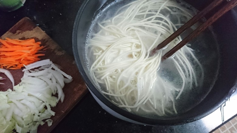 冬日暖心菜 酱油鲜炒面,水沸腾后,烫面2分钟