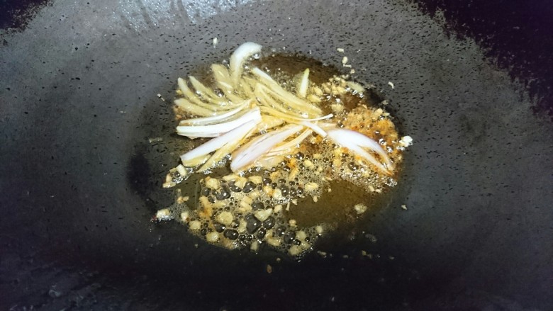 冬日暖心菜 酱油鲜炒面,除去虾头,入<a style='color:red;display:inline-block;' href='/shicai/ 29'>洋葱</a>丝
