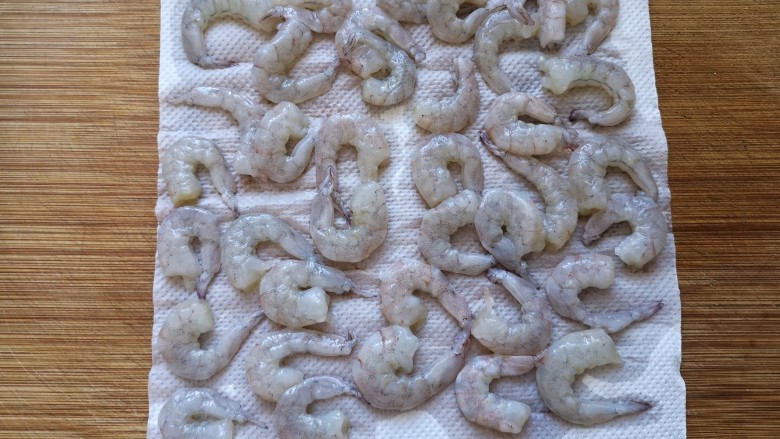 玉米炒虾仁,用厨房纸将水份吸干。(虾仁如果没有吸干水份,腌制的时候它就不容易附着腌料)