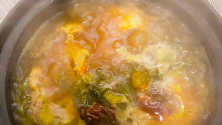 酸菜炖大骨,煮开后加入2滴蚝油,2滴生抽,2勺海天黄豆酱继续煮