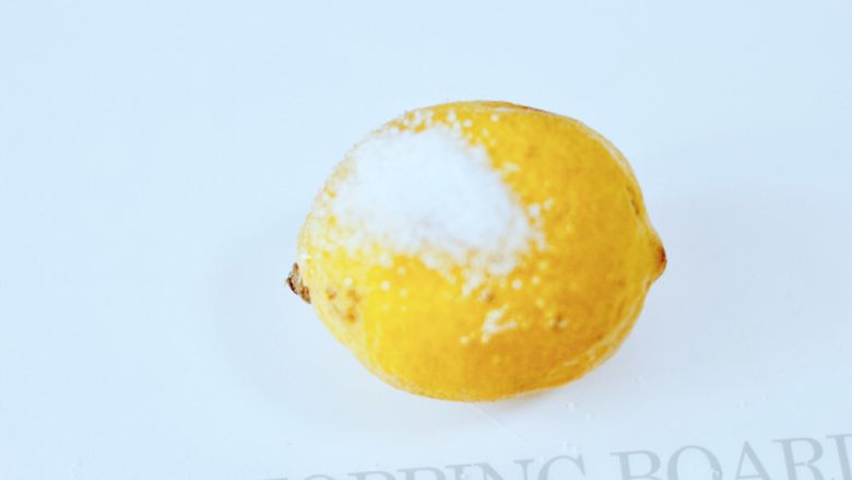 水果花茶,<a style='color:red;display:inline-block;' href='/shicai/ 595'>柠檬</a>清洗干净后,用少许盐把表面搓洗干净。