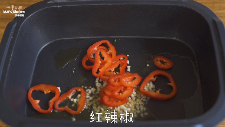 鲜美酥香的【面包糠炒虾】好吃到吮指,加入<a style='color:red;display:inline-block;' href='/shicai/ 86663'>红辣椒</a>,炒出香味