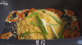 鲜美酥香的【面包糠炒虾】好吃到吮指,倒入<a style='color:red;display:inline-block;' href='/shicai/ 588'>面包糠</a>和葱段,翻炒均匀