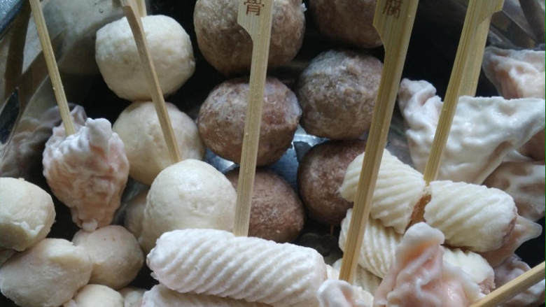 简易版美味关东煮,各色准备好的丸子串好