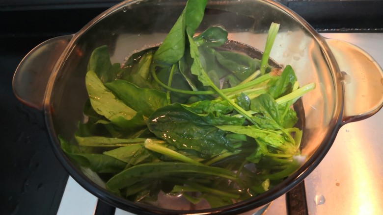 鸡蛋炒菠菜,水煮开后,把菠菜放入锅中,焯去多余的草酸