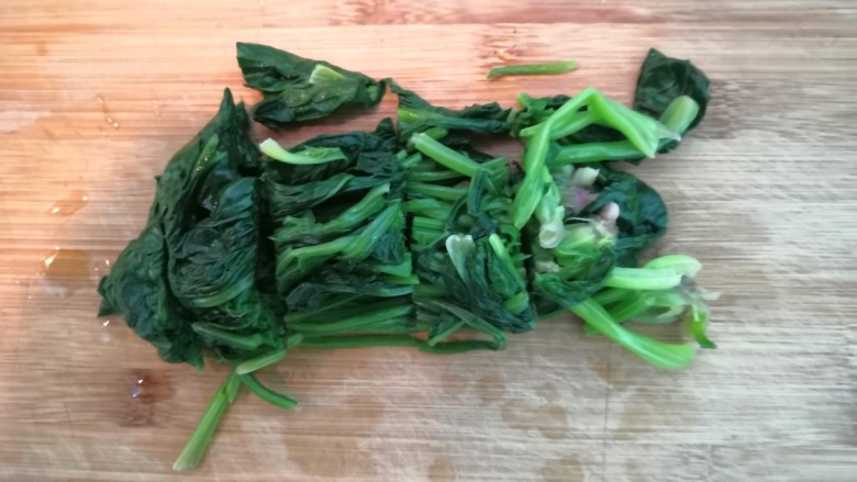 鸡蛋炒菠菜,过凉后,把菠菜挤干水份,切成小段,备用