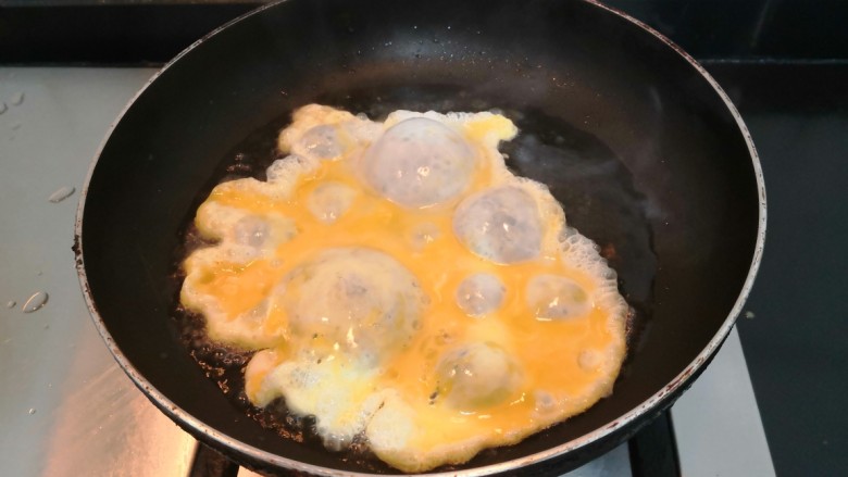 鸡蛋炒菠菜,把鸡蛋液,倒入锅中