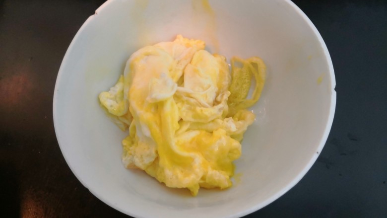 鸡蛋炒菠菜,鸡蛋断生后,盛出备用