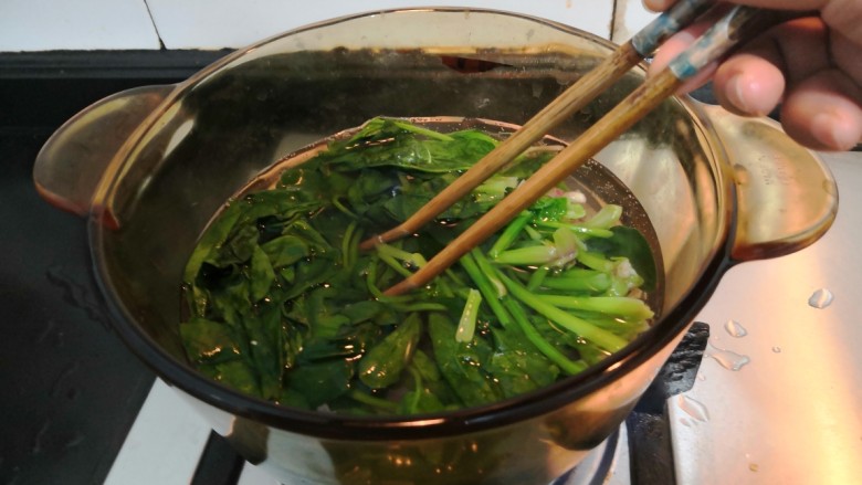 鸡蛋炒菠菜,用筷子,翻拌均匀,焯水1分钟