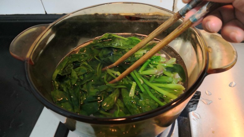 鸡蛋炒菠菜,用筷子，翻拌均匀，焯水1分钟