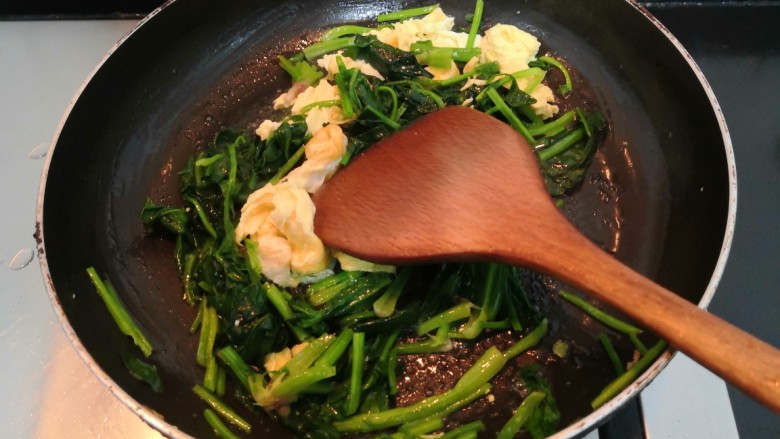 鸡蛋炒菠菜,再次用铲子,翻炒均匀,即可关火