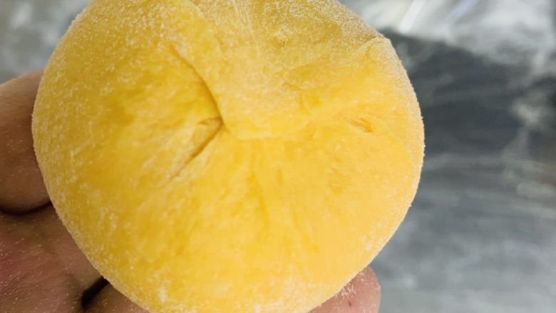 胡萝卜华夫饼,收口要完整,不然酱料很容易露出。