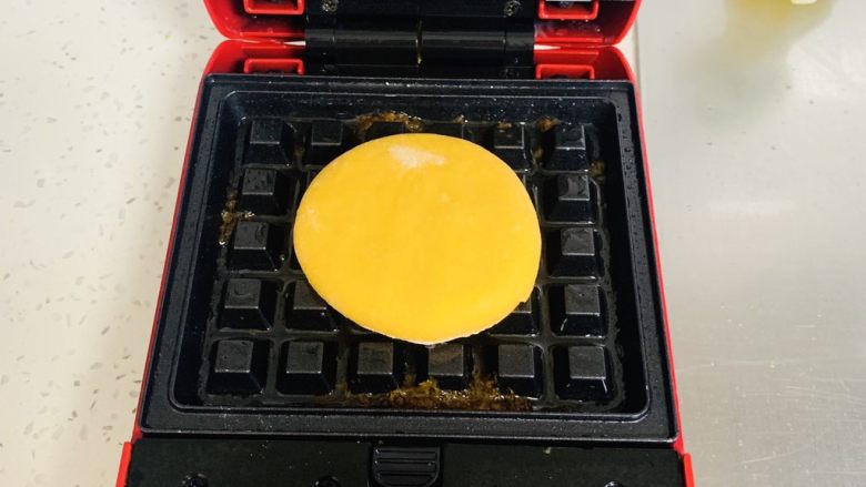 胡萝卜华夫饼,ACA轻食机提前预热烤盘烧油,放入第一个整理好的面胚。