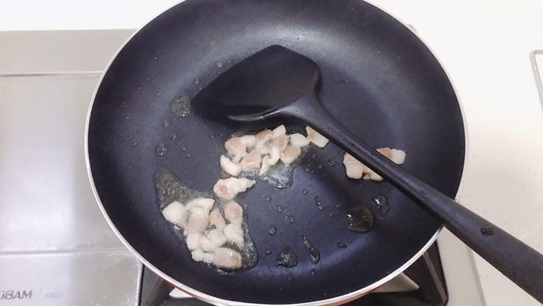 韭菜炒豆芽,锅里少量油先放入肥肉,煎出油