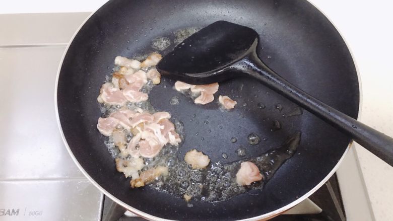 韭菜炒豆芽,肥肉煎至金黄出油后就可以加入瘦肉。