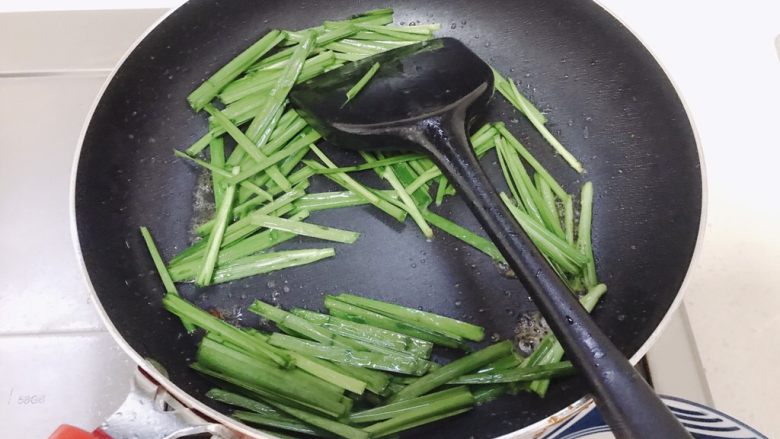 韭菜炒豆芽,然后加入韭菜叶子。