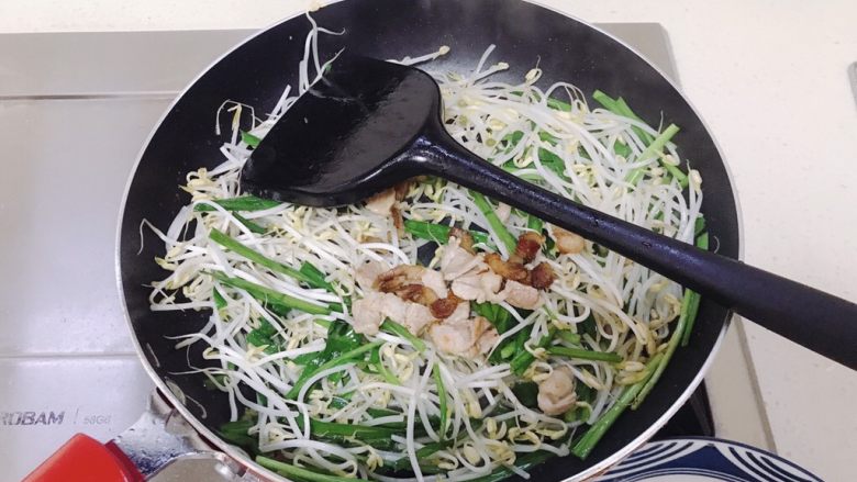 韭菜炒豆芽,翻炒几下就倒入刚刚炒好的肉片。