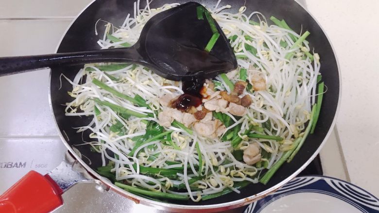 韭菜炒豆芽,加入适量的蚝油和盐调料