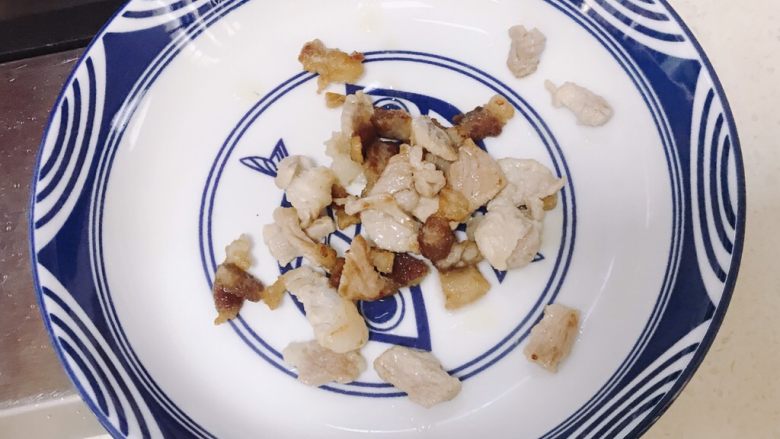 韭菜炒豆芽,肉炒好后先捞起来