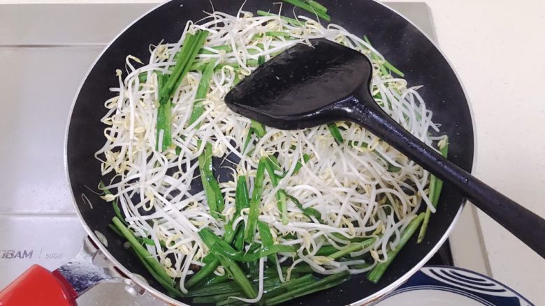 韭菜炒豆芽,再加入豆芽