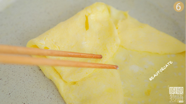 早餐吃得没灵魂?那是因为你没遇见它!,鸡蛋煎熟后,用筷子定型